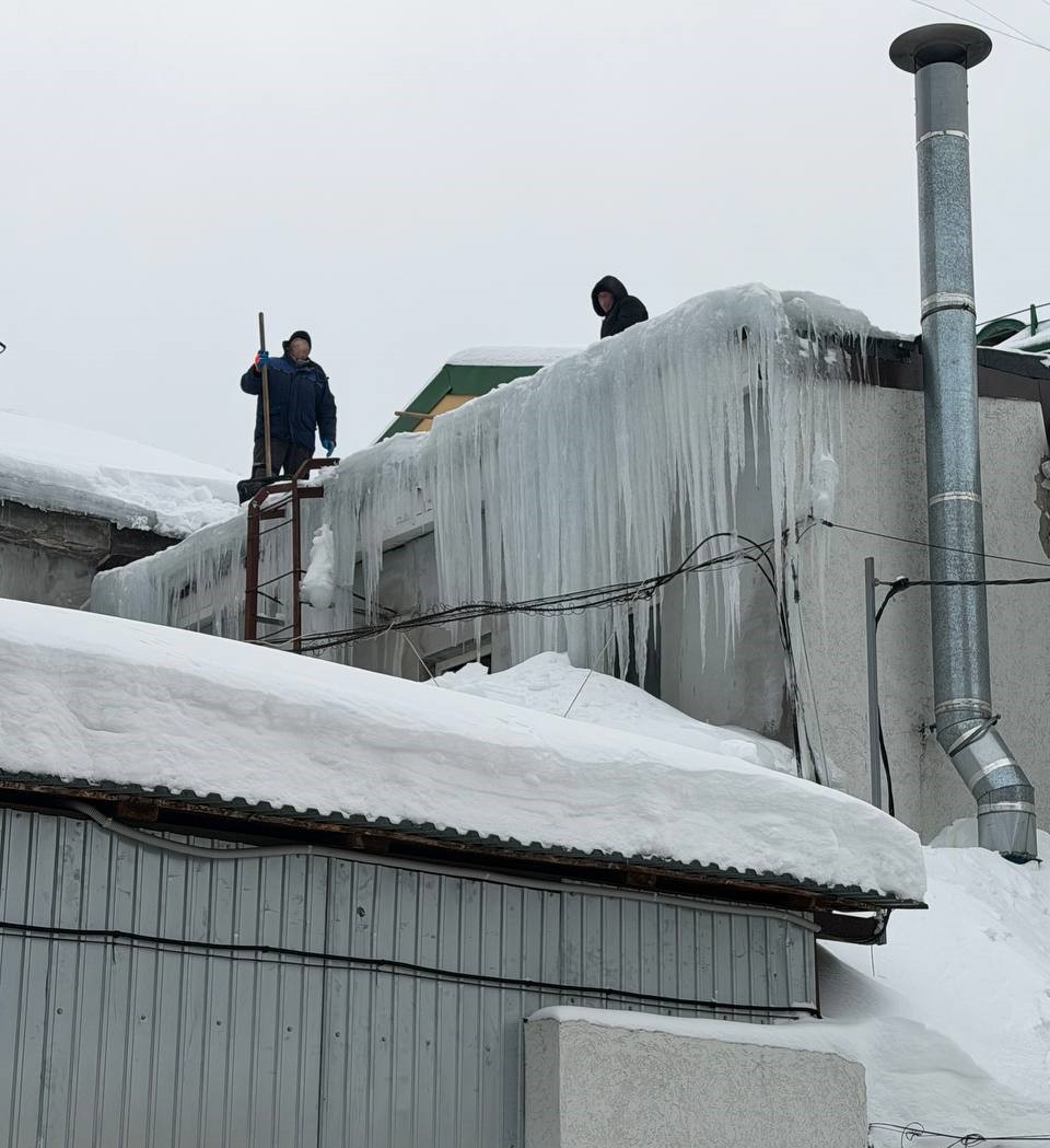 Работники ООО «Русская высота» чистили снег с крыши здания в центре Нижнего Новгорода без средств индивидуальной защиты